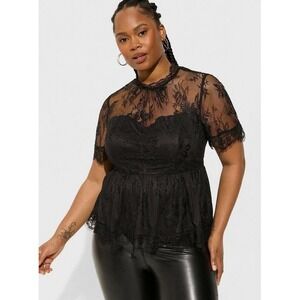 ✨Torrid✨ Black Lace Blouse very complimentary and comfortable too!